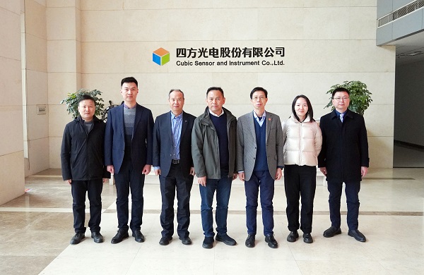 中國汽車技術(shù)研究中心資深首席專家方茂東、李孟良一行蒞臨四方光電參觀交流