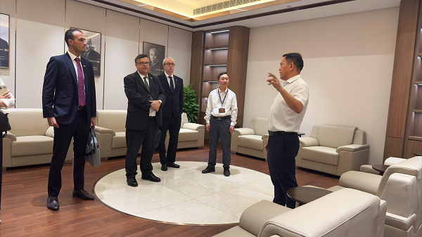 英國(guó)駐華貿(mào)易使節(jié)倪樂思(Lewis Neal)一行到訪四方光電